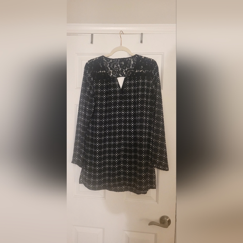 Daniel Rainn, black & white blouse, medium size